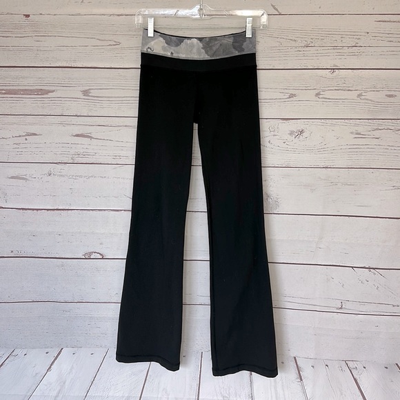 lululemon athletica Pants - LULULEMON Boot Cut Black Yoga Pants Grey Print Waist Band Size 2